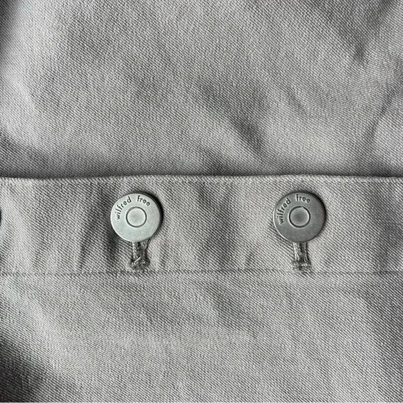 Aritzia Wilfred Free crop top, button up, size  8 Medium - Picture 3 of 6